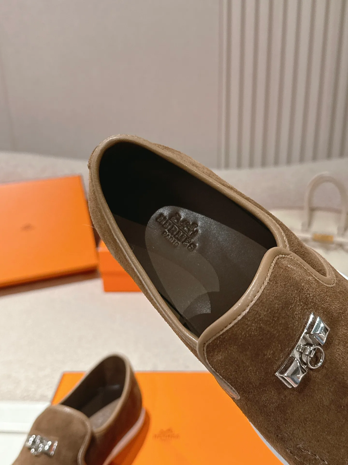Men's Men's Shoes 600💰 Hermes# Couple Studded Loafers Calfskin and suede goatskin lace-up free sneakers with signature "H" detail. The design is simple and smooth, creating a fashionable urban look. It is comfortable and versatile. H family classics are not outdated, and the delivery counter is exquisitely packaged🛍📦 Fabric: Original customized imported first-layer cowhide/cow down Lining: Imported soft sheepskin Sole: Original open-molded anti-slip TPU material Size: 35-45